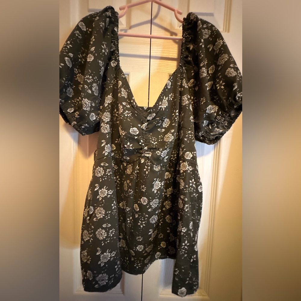 Francesca's Collections White and Gray Puff Sleeve Sundress